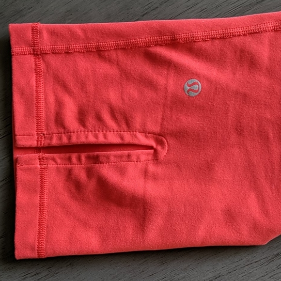 Lululemon red crop Capri legging - Picture 4 of 6
